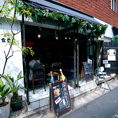 海南鶏飯食堂2恵比寿店の緑を配した入口と店先
